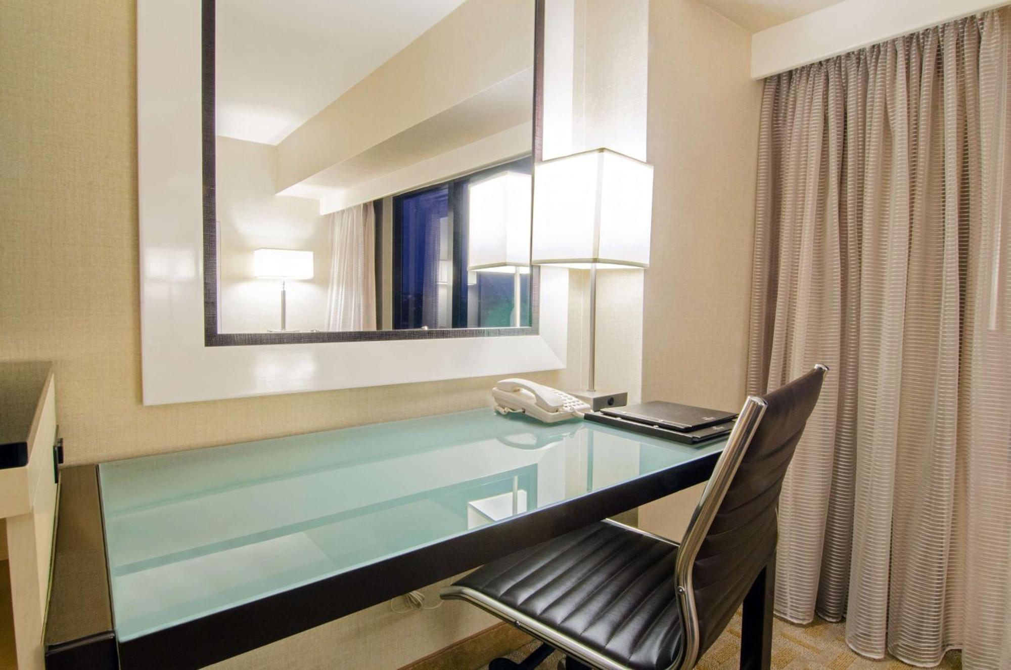 Hilton Angeles Airport 4*